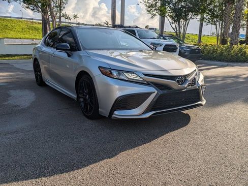 Used 2022 Toyota Camry XSE FWD image 3