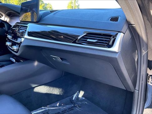 Used 2022 BMW 530i xDrive w/ Premium Package image 19