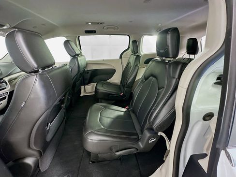 Certified 2024 Chrysler Pacifica Touring-L image 31