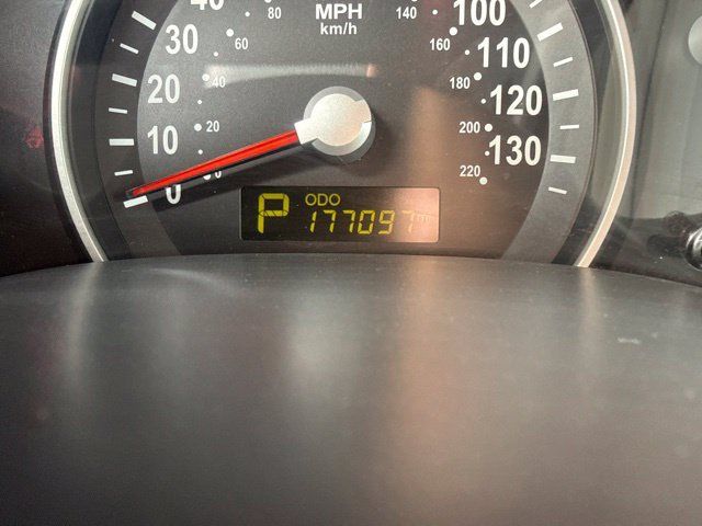 Used 2011 Kia Sedona LX FWD image 13
