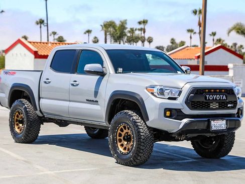 Used 2021 Toyota Tacoma TRD Off-Road w/ Technology Package AWD/4WD image 4