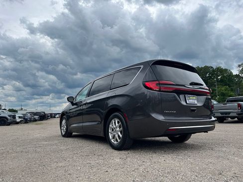 Used 2023 Chrysler Pacifica Touring-L FWD image 6