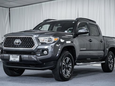 Used 2019 Toyota Tacoma TRD Sport image 3