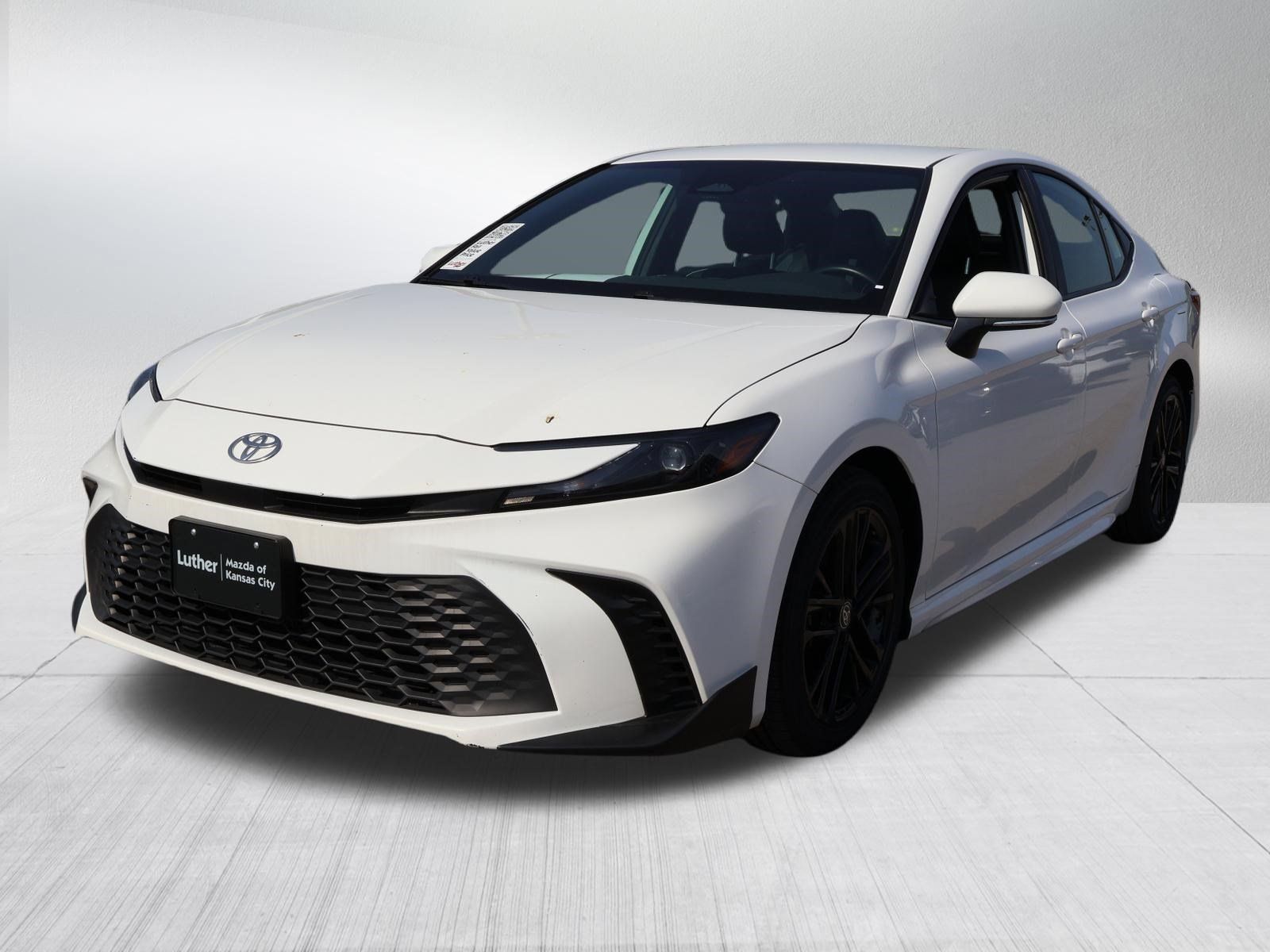 Used 2025 Toyota Camry SE FWD image 3
