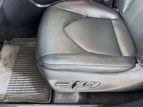 Used 2023 Toyota Highlander Limited image 22