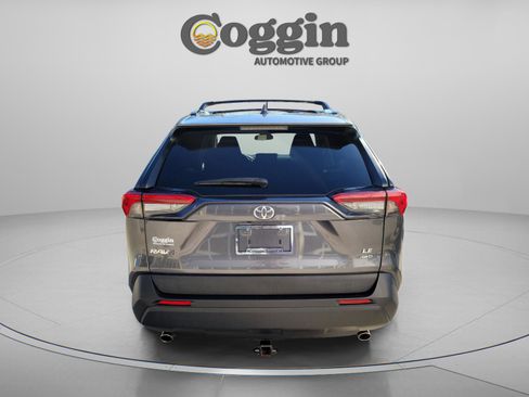 Used 2021 Toyota RAV4 LE AWD/4WD image 3