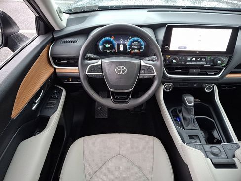Certified 2025 Toyota Grand Highlander AWD image 12