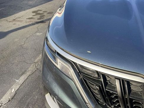 Used 2024 Kia Carnival EX image 8