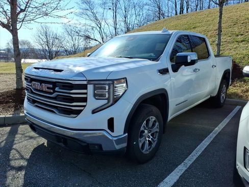 Used 2025 GMC Sierra 1500 SLT image 2