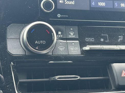 Used 2021 Toyota Highlander LE image 29