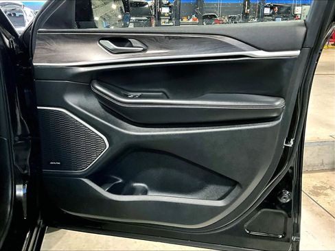 Used 2021 Jeep Grand Cherokee L Limited w/ Luxury Tech Group II image 12