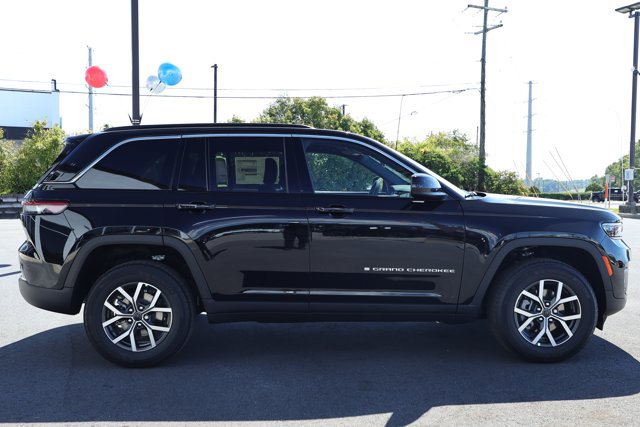 New 2027 Jeep Grand Cherokee Laredo RWD image 4