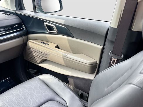 Used 2025 Kia Carnival FWD image 25