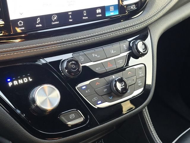 Used 2025 Chrysler Pacifica Limited FWD image 38