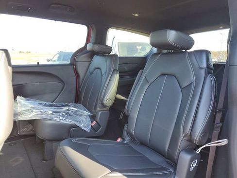 New 2026 Chrysler Pacifica Select image 26