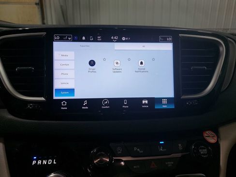Used 2024 Chrysler Pacifica Touring-L FWD image 22