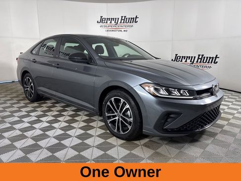 Used 2025 Volkswagen Jetta Sport image 4