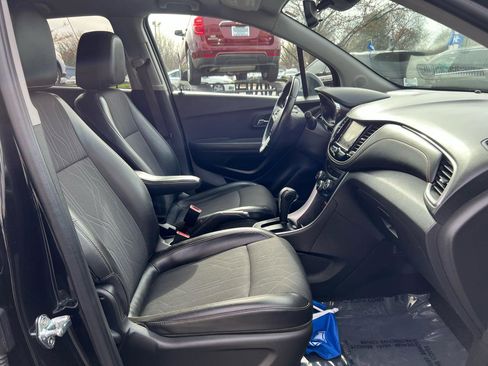 Used 2019 Chevrolet Trax LT w/ LT Convenience Package image 16