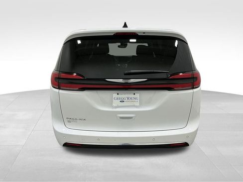Used 2025 Chrysler Pacifica Select FWD image 18