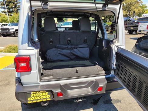 Used 2024 Jeep Wrangler Sahara image 11