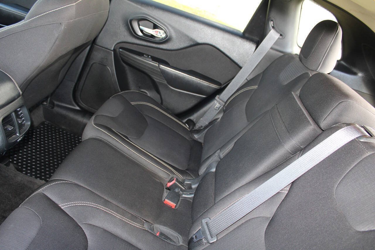Used 2015 Jeep Cherokee Latitude w/ Comfort/Convenience Group AWD/4WD image 35