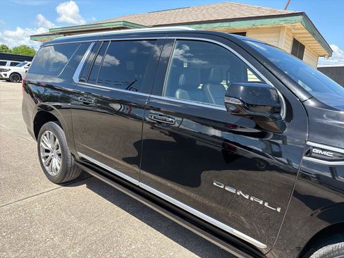 Used 2021 GMC Yukon XL Denali w/ Denali Premium Package image 10