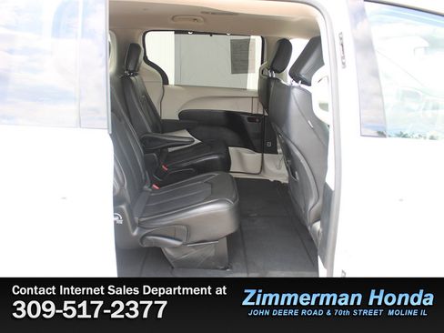 Used 2023 Chrysler Pacifica Touring-L FWD image 9