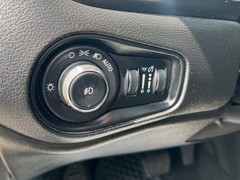 Used 2018 Jeep Renegade Latitude w/ Cold Weather Group AWD/4WD image 18