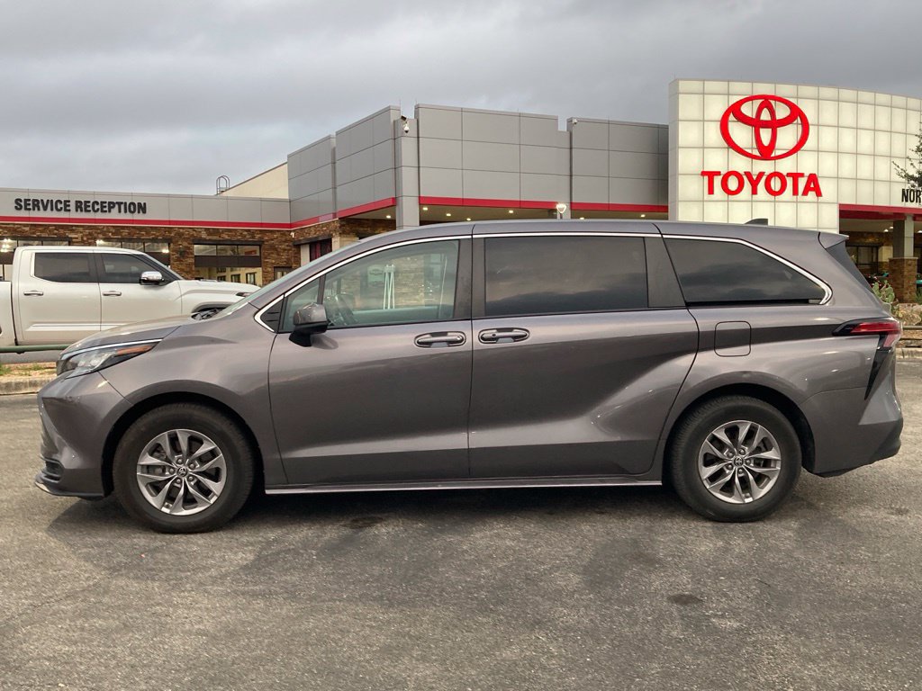 Used 2022 Toyota Sienna LE FWD image 6