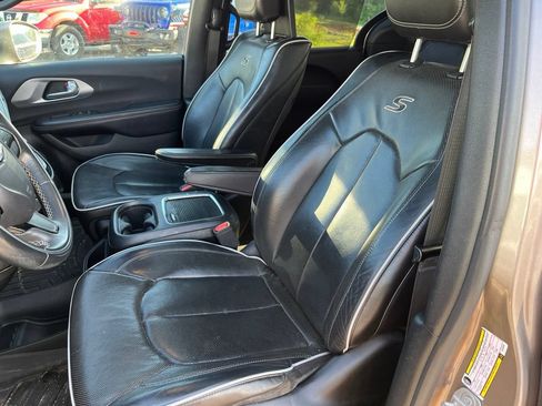 Used 2018 Chrysler Pacifica Limited FWD image 8