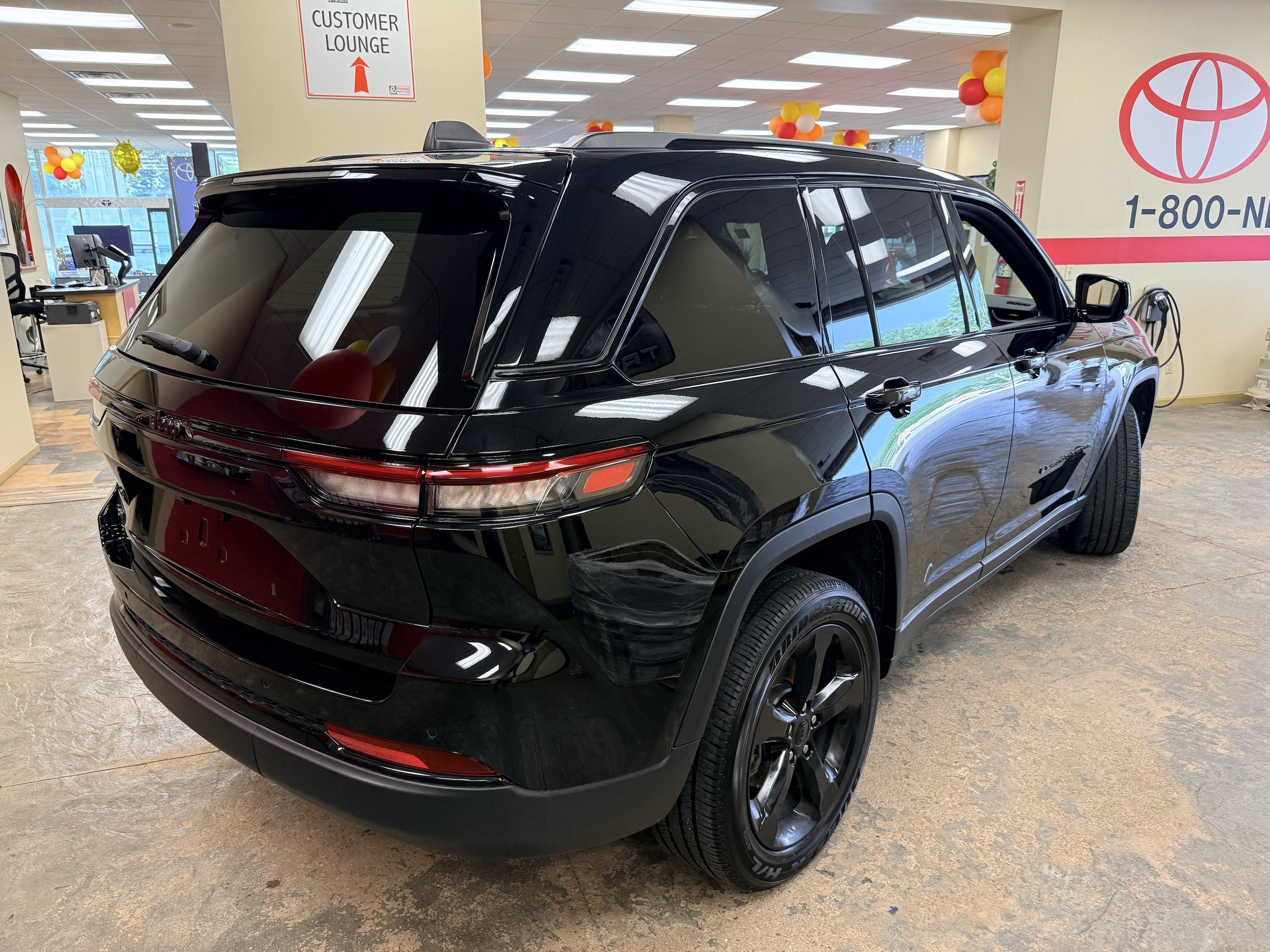 Used 2023 Jeep Grand Cherokee Altitude AWD/4WD image 38
