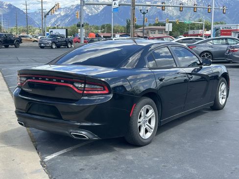 Used 2017 Dodge Charger SE RWD image 4