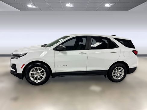 Used 2022 Chevrolet Equinox LS w/ LS Convenience Package FWD image 2