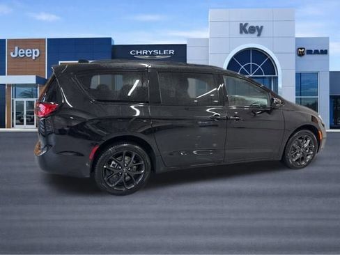 New 2026 Chrysler Pacifica Select w/ S Appearance Package image 7