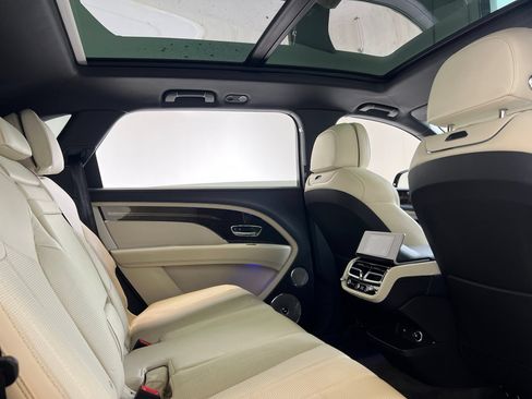 Used 2023 Bentley Bentayga Extended Wheelbase AWD/4WD image 22