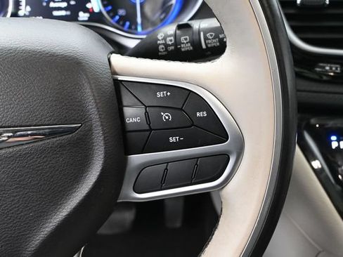 Used 2018 Chrysler Pacifica Limited FWD image 29