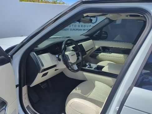 Used 2025 Land Rover Range Rover SE AWD/4WD image 11