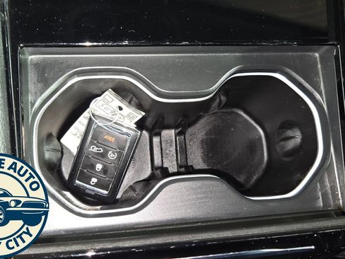 Used 2022 Jeep Grand Cherokee Overland w/ Luxury Tech Group IV AWD/4WD image 20