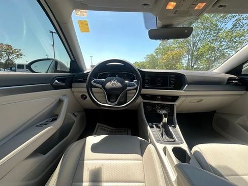 Used 2024 Volkswagen Jetta SE FWD image 16