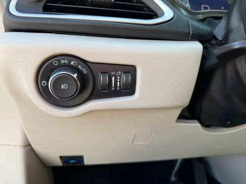 Used 2021 Chrysler Pacifica Touring-L image 13