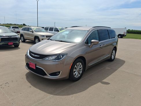 Used 2017 Chrysler Pacifica Touring-L FWD image 4