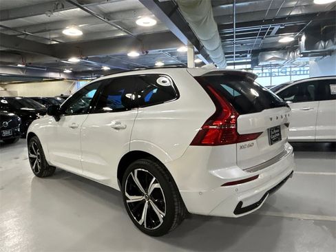 Certified 2023 Volvo XC60 B5 Ultimate w/ Climate Package image 4