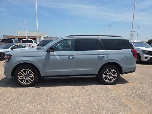 Used 2025 Ford Expedition Active AWD/4WD image 2