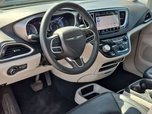 Certified 2022 Chrysler Pacifica Touring-L FWD image 10