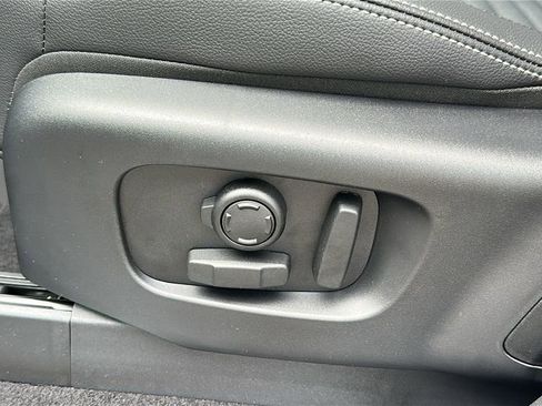 New 2025 Land Rover Discovery S image 12