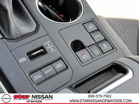 Used 2023 Toyota Highlander LE AWD/4WD image 29