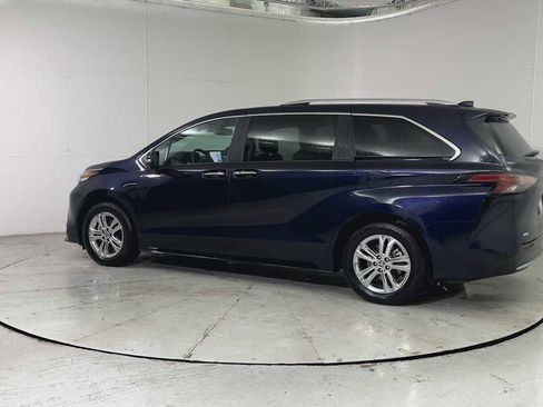 Used 2023 Toyota Sienna Platinum image 4