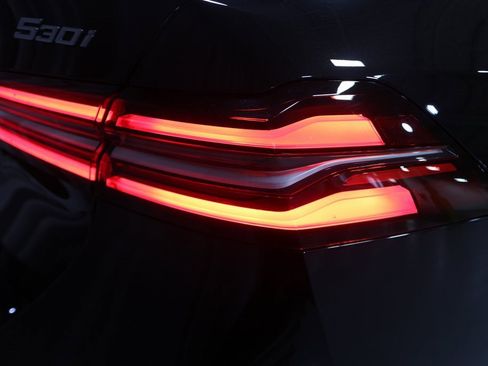 Used 2025 BMW 530i xDrive w/ Premium Package image 9