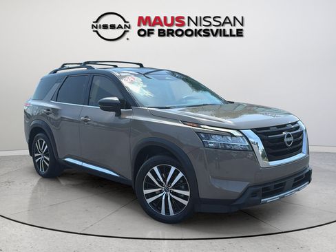 Used 2024 Nissan Pathfinder Platinum FWD image 1