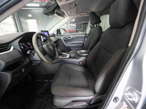 Used 2024 Toyota RAV4 LE AWD/4WD image 9
